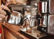 1 yemek kaşığı eklemeniz yeterli! Kararmış, yanmış ve kireçlenen çaydanlıkları 10 dakikada ayna gibi yapıyor