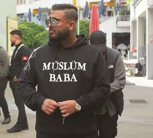 rap-dunyasinin-karanlik-yuzu-erdem-atalay-almanyada-santaj-ve-iskence-suclamasiyla-tutuklandi-1724944843614.jpeg Rap dünyasının karanlık yüzü: Erdem Atalay Almanya’da şantaj ve işkence suçlamasıyla tutuklandı-1