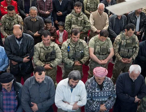 Afrinliler terörden sonra ilk cuma namazını Mehmetçik ile kıldı-2