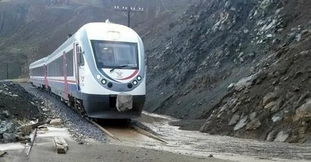 Son dakika: Erzincan-Sivas demir yolu heyelan nedeniyle ulaşıma kapandı