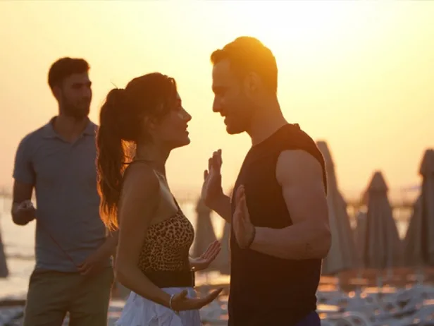 Sevgilisi Kerem Bürsin'in 'olağanüstü' kadını gömleği açtı... Hande Erçel poz işini iyi biliyor bu kez tercihi transparan büstiyer!-9