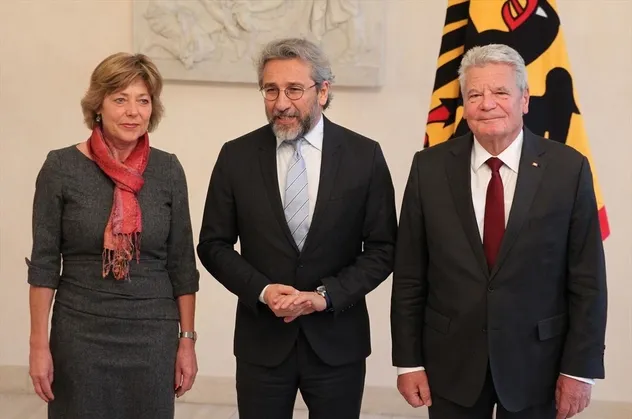 Vatan haini Can Dündar'dan alçak paylaşım