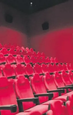 Sinemada koltuğa sıkışan adam öldü