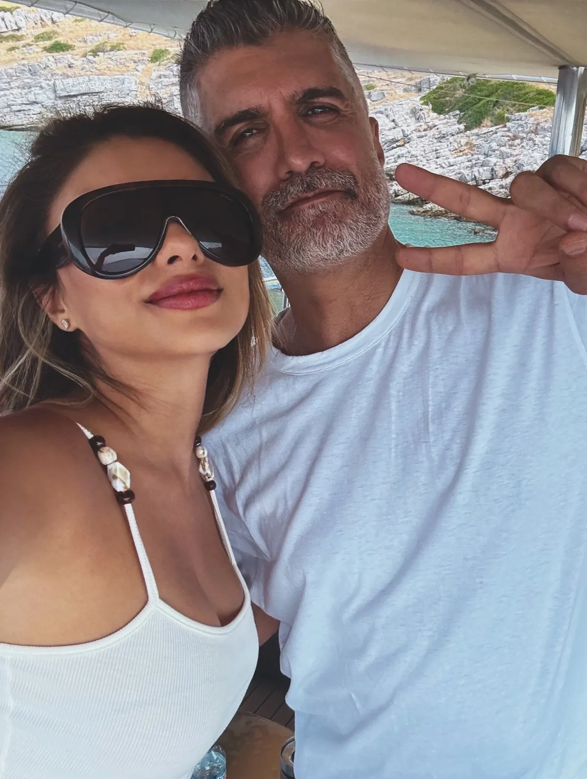 1786653904196.jpg Özcan Deniz ve Samar Dadgar’ın mavi tur kaçamağı! Romantik kareler gündem oldu-3