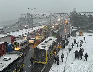 İstanbulda kar yağdı trafik çilesi katlandı | İETTler yine başrolde | Başakşehir, Arnavutköy, Beylikdüzü... | YOL DURUMU