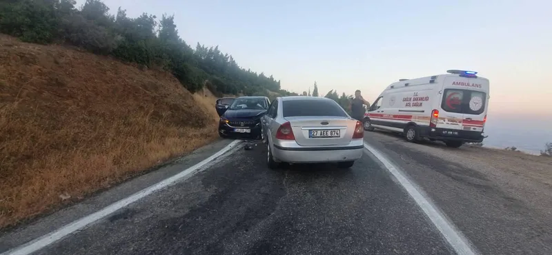Gaziantep'te feci kaza! İki araç kafa kafaya çarpıştı: 8 yaralı-2