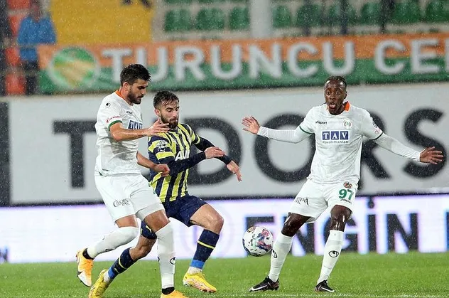 Fenerbahçe hazırlık maçında Alanyaspor'u 4-2 mağlup etti! Jesus'un ikinci yarı 10 oyuncu değiştirmesi dikkat çekti