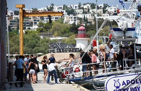 Arızalanan Yunan feribotunu kıyı emniyeti çekti-2