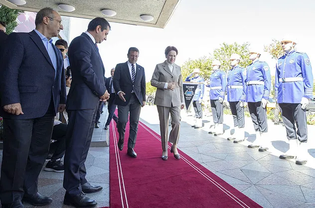 Ekrem İmamoğlu Meral Akşener'i "cumhurbaşkanı" gibi karşıladı ortalık karıştı: Kemal Kılıçdaroğlu'na mesaj çekiyor