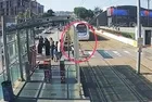Küçük çocuk güvenlik görevlisinin müdahalesi sayesinde son anda tramvayın altında kalmaktan kurtuldu