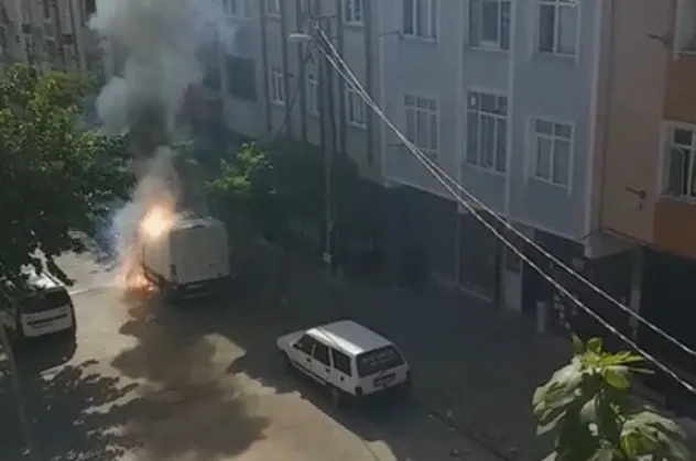 Sultangazi'de korku dolu anlar! Esnaf yangın tüpüyle koştu