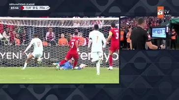 Uğurcan Çakır VAR incelemesi sonrası oyundan atıldı