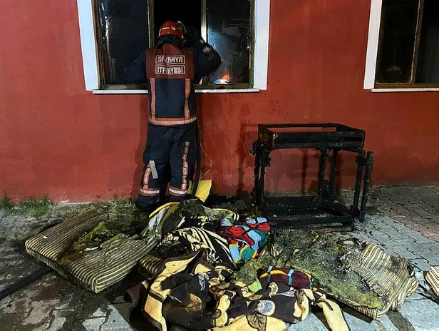 Sakarya’nın Adapazarı ilçesinde korkutan yangın: Sokağa çıkma kısıtlamasında evsiz kaldılar-2