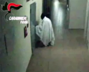 Güpegündüz çarşaflı hayalet!