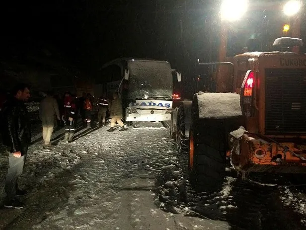 sivas-erzincan-karayolunda-yolcu-otobusu-kaza-yapti-olu-ve-yaralilar-var-1575238428620.jpeg Sivas-Erzincan karayolunda yolcu otobüsü kaza yaptı! Ölü ve yaralılar var...-1