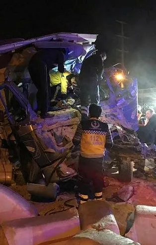 Son dakika: Bitlis'te askeri araçla kamyon çarpıştı: 1 ölü, 2 yaralı