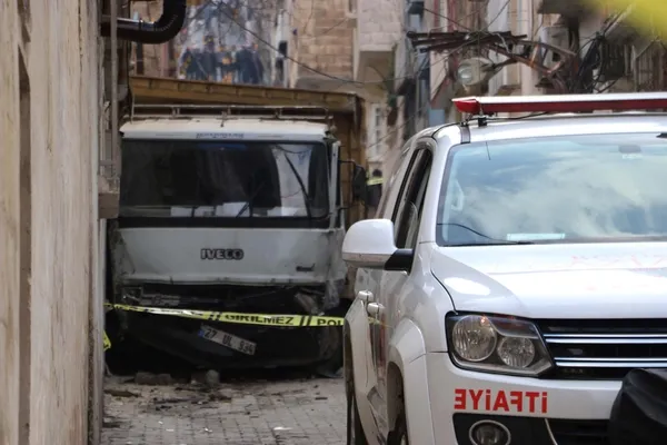 freni-bosalan-komur-yuklu-kamyonet-cocuklara-carpti-1-olu-2-yarali-1670418809325.jpg Freni boşalan kömür yüklü kamyonet çocuklara çarptı: 1 ölü, 2 yaralı-2