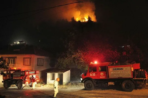 Manisa'da yangın nedeniyle bir mahalle tahliye edildi-3