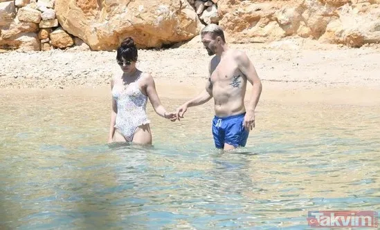 Demet Akalın bikini üstünü çıkarttı yarı çıplak haliyle olay! O görüntüyü gören dönüp bir daha baktı: "Gözümüze soktu" - 48