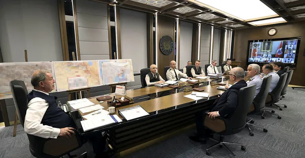 Bakan Akar kuvvet komutanlarıyla toplantı yaptı! TSK'ya yeni talimatlar