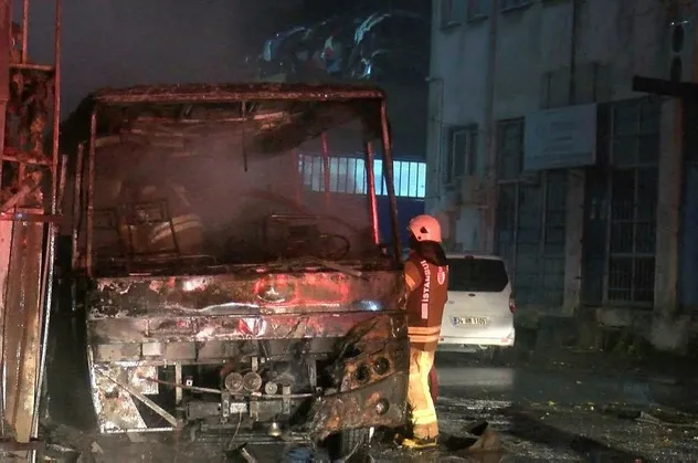 SON DAKİKA: Kağıthane'de gece yarısı minibüs yangını