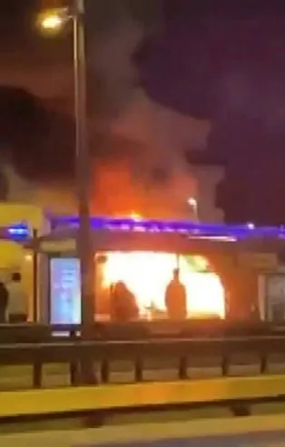 E-5’te servis minibüsü alev topuna döndü! Yanan araç nedeniyle trafikte yoğunluk oluştu