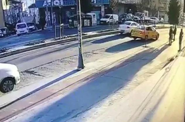 Esenyurt'ta otomobilin çarptığı 2 yaya yaralandı