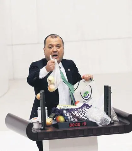 TBMM’de CHP lideri Kemal Kılıçdaroğlu’nun el hareketinden sonra, vekiller de gaza geldi-3