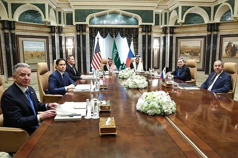 ABD ve Rus heyetleri, ikili ilişkileri normalleştirmeyi ve Ukrayna'daki savaşı sonlandırmayı hedefleyen görüşmelere başladı. Görüşmede, Suudi Arabistan Dışişleri Bakanı Faysal bin Farhan Al-Saud i (sol 4), Rus heyetinden Dışişleri Bakanı Sergey Lavrov (sağda), Kremlin Dış Politika Danışmanı Yuriy Uşakov (sağ 2), ABD heyetinde ise Dışişleri Bakanı Marco Rubio (sol 2), Beyaz Saray Ulusal Güvenlik Danışmanı Mike Waltz (sol 3) ve Orta Doğu Özel Temsilcisi Steve Witkoff (solda) yer aldı. (AA)