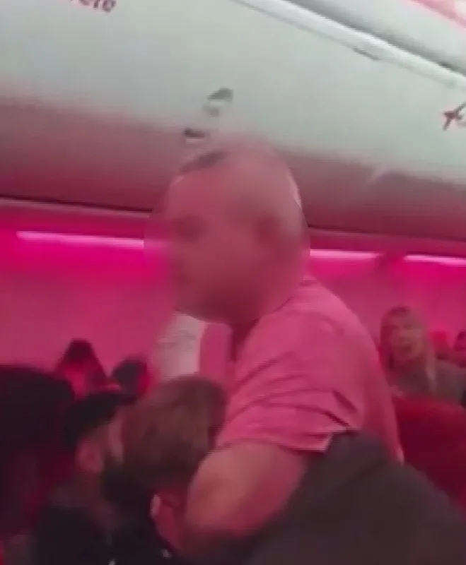 antalyadan-kalkan-ucaktaki-yolcularin-kavgasi-kamerada-omur-boyu-ucus-yasagi-1771040296131.jpeg Antalya'dan kalkan uçaktaki yolcuların kavgası kamerada: Ömür boyu uçuş yasağı!-1