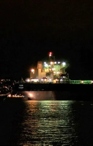 Son dakika: İstanbul Boğazı'nda dümeni kitlenen gemi kıyıya çekildi