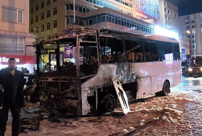 Turistleri taşıyan tur otobüsü yandı