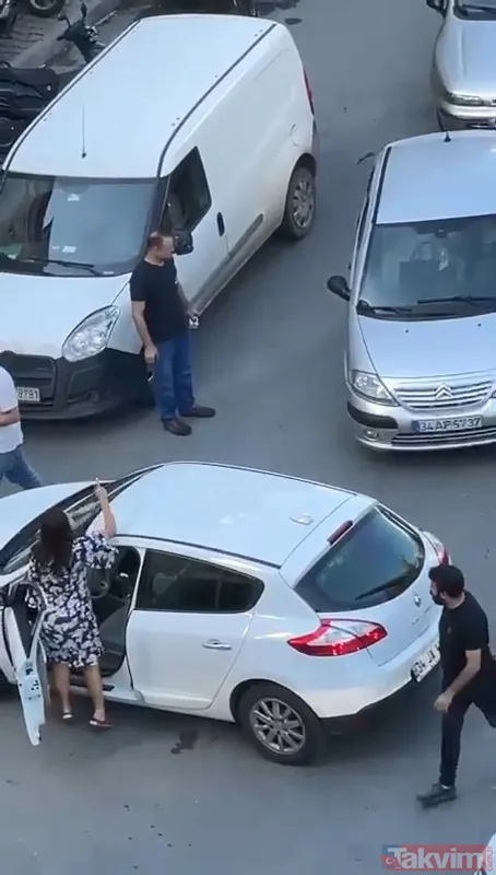 Saç saça baş başa birbirlerine girdiler! İstanbul'da kadın sürücülerin yol verme kavgası - 4