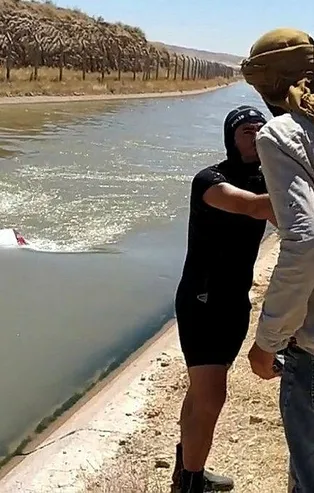 Son dakika: Şanlıurfa’da çok acı olay: Sulama kanalına devrilen otomobildeki 3 kardeş kayboldu