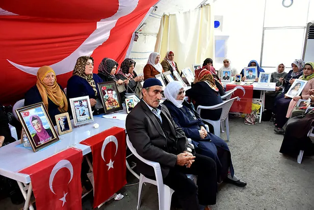 Evlat nöbetinden sevindiren haber! HDP önünde eylem yapan bir aile daha evladına kavuştu-6