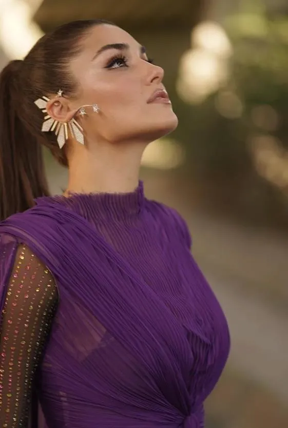 odul-toreninde-serenay-sarikaya-ve-hande-ercel-siklik-yarisina-girdi-gulsen-ise-tuhaf-makyajiyla-sosyal-medyad-1654023394738.jpeg Ödül töreninde Serenay Sarıkaya ve Hande Erçel adeta şıklık yarışına girdi! Geceye ise 5.5 milyonluk takılar damga vurdu-8