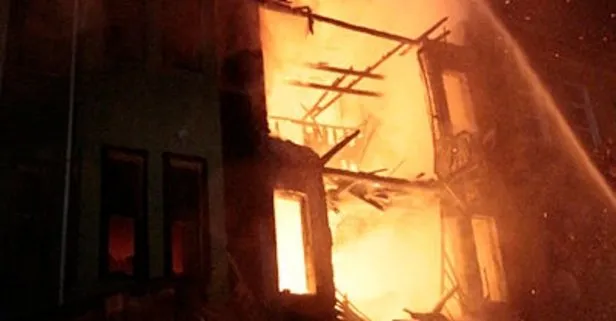 İstanbul’da korkutan yangın! 3 katlı bina kül oldu
