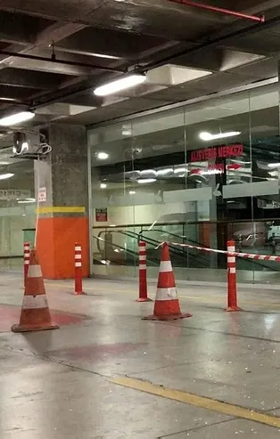 Avcılar'da otomobil AVM'ye daldı!