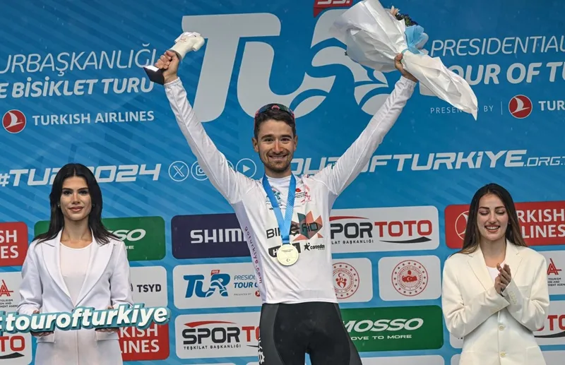 Cumhurbaşkanlığı Bisiklet Turu'nda madalyalar sahiplerini buldu! Bakan Bak bizzat taktı... "Türkiye’nin turizm bölgelerini tanıtıyoruz"-2