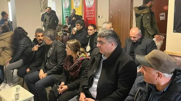 Son dakika: Bölücü ittifakta skandal görüntü! PKK partisi DEMin Abdullah Öcalan için başlattığı nöbete CHP heyetinden bağlamalı katılım!