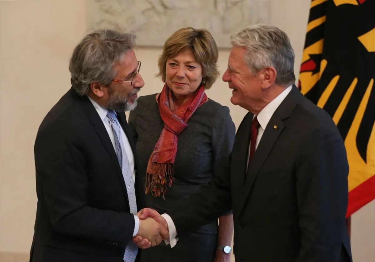 Can Dündar hakkında kırmızı bülten