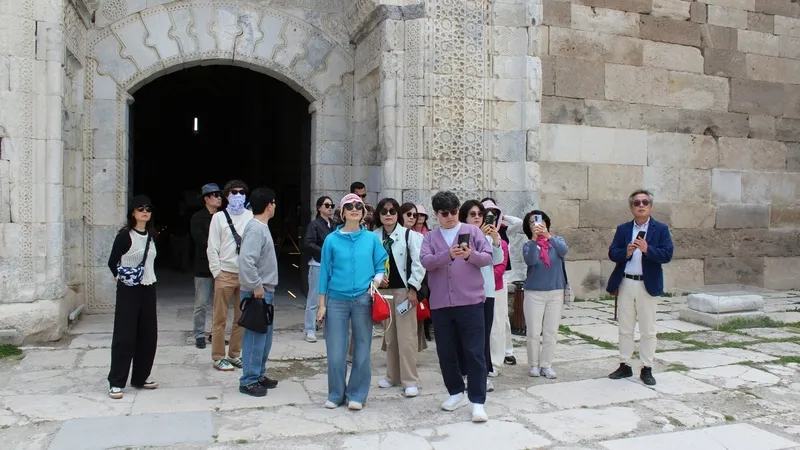 turk-dizileriyle-tanindi-800-yillik-kervansaray-dolup-tasiyor-1777386465429.jpg Türk dizileriyle tanındı: 800 yıllık kervansaray dolup taşıyor-5