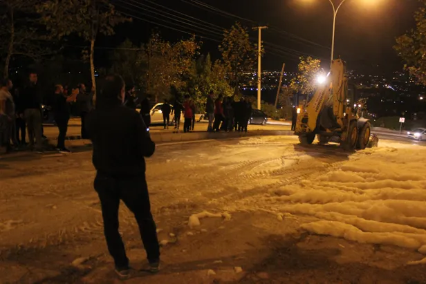 Mahallede gece yarısı kimyasal köpük paniği! Bir anda caddeyi sardı-8