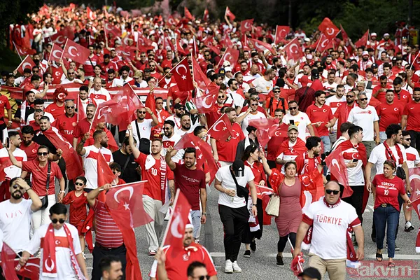 Türkiye-Çekya maçı öncesi Türk taraftarlar Hamburg sokaklarını kırmızı-beyaza boyadı! İşte görsel şölenden kareler... - 7