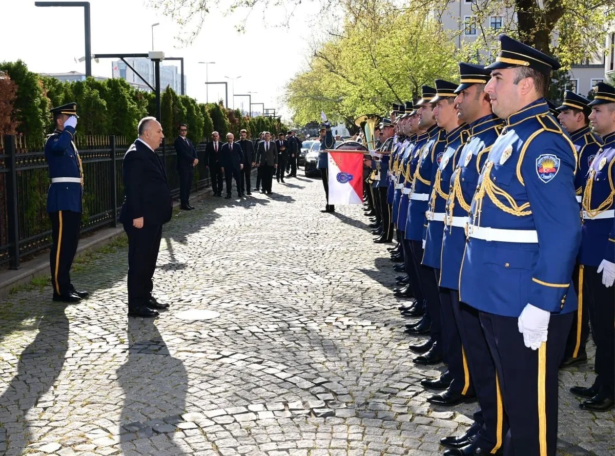 emniyet-genel-mudurlugunde-bayrak-degismi-ali-fidan-gorevi-devraldi-1777575217919.jpeg Emniyet Genel Müdürlüğü'nde bayrak değişimi: Ali Fidan görevi devraldı-2