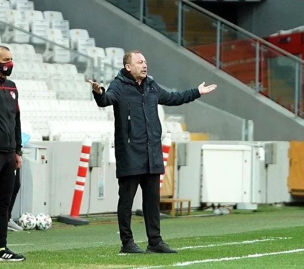iste-besiktasin-alanyaspor-macinda-cenk-tosun-ile-penalti-bekledigi-pozisyon-1617814631228.jpeg
