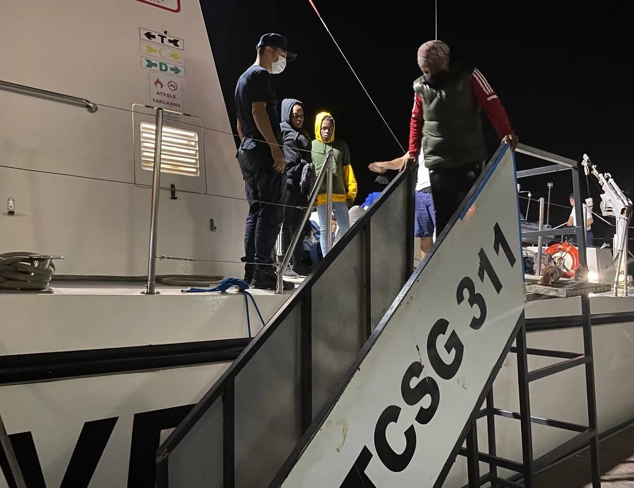 İzmir açıklarında 32 göçmen yakalandı