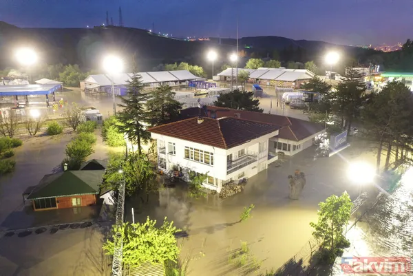 Ankara'daki sağanak yağış hayatı felç etti! Otobüsler ve insanlar mahsur kaldı! Mansur Yavaş'a tepki yağdı - 6