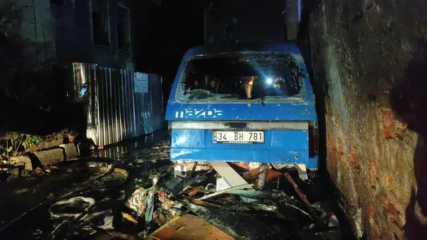 İstanbul'da park halindeki panelvan alev alev yandı-1