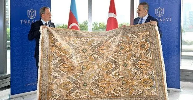 Azerbaycan Dışişleri Bakanı Bayramov’dan Dışişleri Bakanı Hakan Fidan’a anlamlı hediye